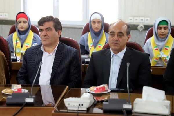 گل‌های قدردانی دانش‌آموزان پیشتاز برای حافظان امنیت