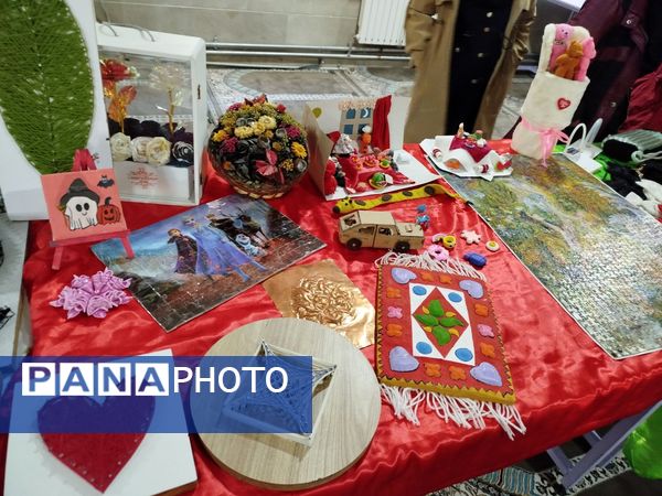 نمایشگاه هنری دانش‌آموزان مدرسه شهید قنبری لاله