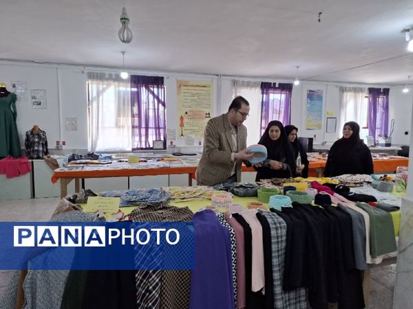 نمایشگاه دستاوردهای خلاقانه در هنرستان دخترانه دکتر مولوی