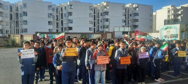 تجدید میثاق دانش‌آموزان منطقه پردیس با مقام معظم رهبری در یوم الله نهم دی‌ماه 