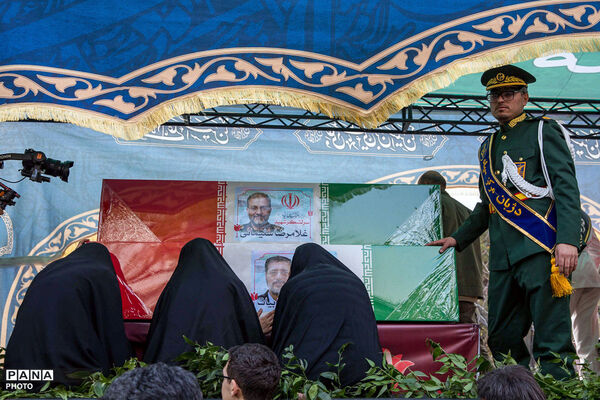 تشییع پیکر شهیدان لاریجانی، سلیمانی و شهدای ناوشکن دنا - 2