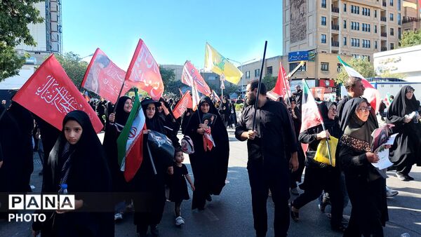 بدرقه باشکوه پیکر رهبر شهید روی دستان پرمهر ملت