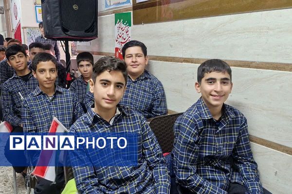 بیعت نوجوانان مدرسهٔ امام خمینی (ره) قرچک با آرمان‌های امام راحل در چهل و هفتمین جشن پیروزی انقلاب 