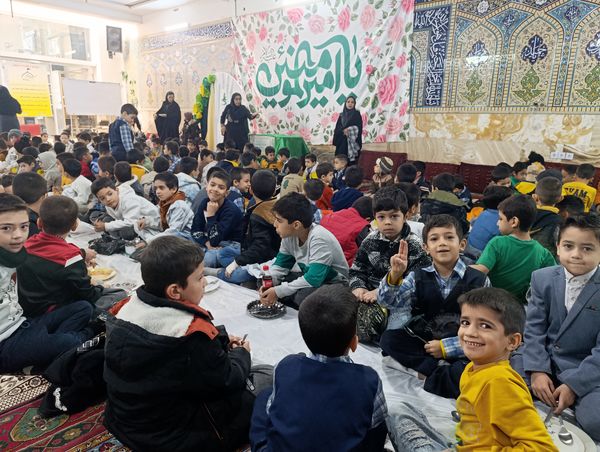 مسجد حسین‌بن‌علی (ع) میزبان لبخند دانش‌آموزان در جشن میلاد دو امام