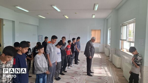 برگزاری‌ نماز‌جماعت در دبیرستان‌ ۲۲‌بهمن‌ چلیچه