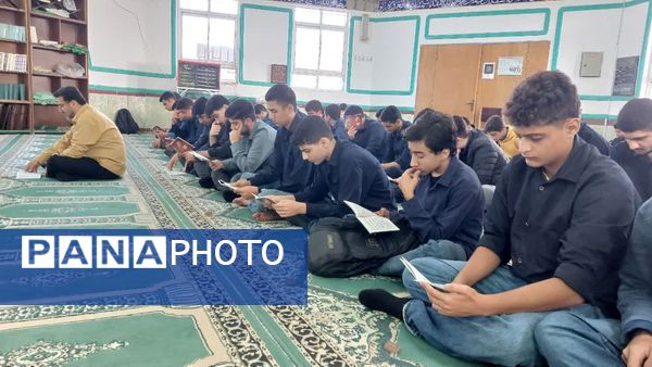 برگزاری نماز جماعت و زیارت عاشورا در دبیرستان شاهد