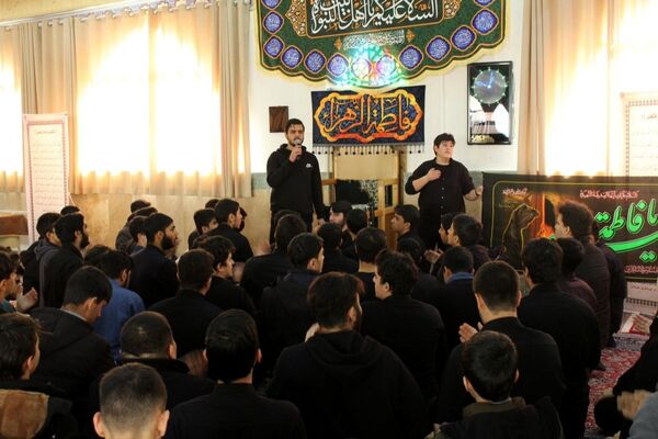 عزاداری دانش‌آموزان برای حضرت زهرا (س) در کنار مزار شهید گمنام