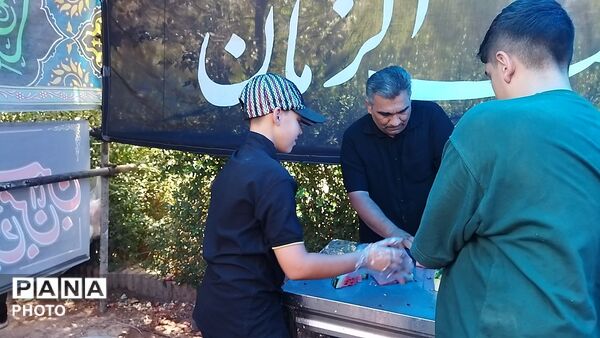 گذری بر ایستگاه صلواتی کریم اهل بیت ( ع)  در پیاده روی جاماندگان اربعین حسینی نیشابور‌ 