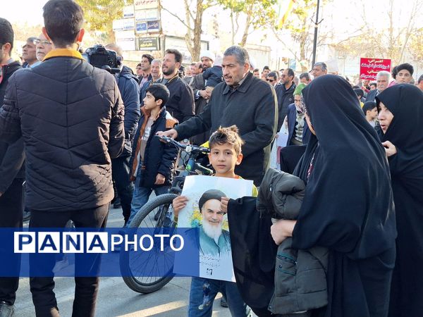 حضور پرشور کودکان در راهپیمایی میثاق با ولایت و محکوم نمودن اغتشاشات گروه های تروریستی در کاشمر