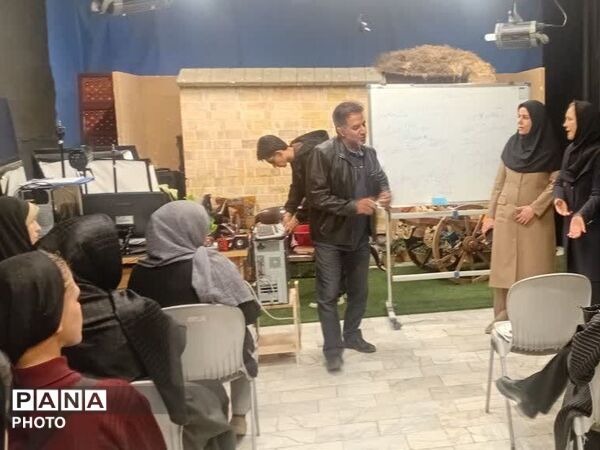 جلسه آگاهی و توجیهی  اولیا در هنرستان کیمیا ناحیه ۳ 