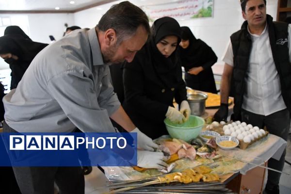 کارگاه طبخ آبزیان در دبیرستان میر فتح‌اله سید زنوزی شهر زنوز 