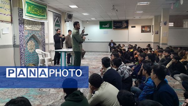 جلسه آمادگی دفاعی ویژه دانش‌آموزان پایه نهم مدرسه ابوریحان بیرونی