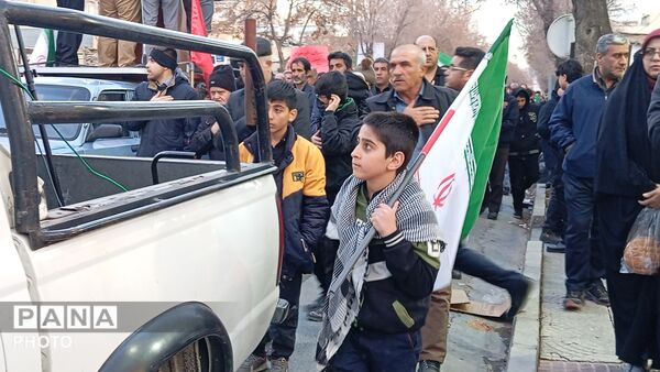 خروش مردم چهارمحال و‌بختیاری در میدان انقلاب شهرکرد
