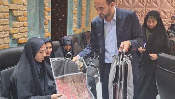 نشست صمیمی با حضور مسئولان و دانش‌آموزان زینب نام در یزد
