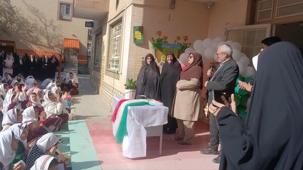 جشن دهه انقلاب و زنگ حماسه آفرینی انقلاب در دبستان شطیطه ۲