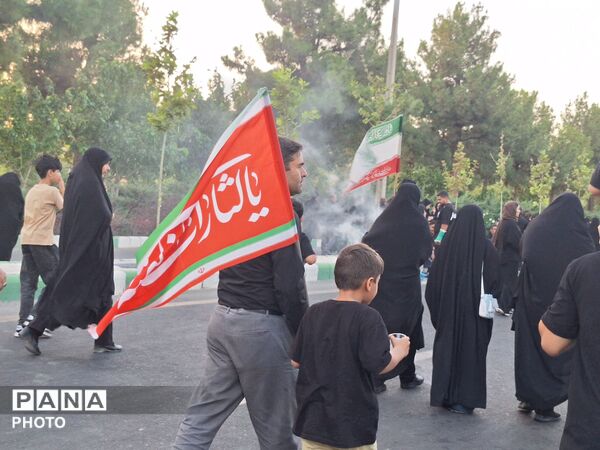 از پرچم ایران تا قاب شهدا؛ روایت دلدادگی در مسیر حسینی