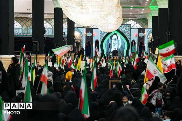 اجتماع بانوان انقلابی به مناسبت چهلم قائد امت و شهدای میناب در مسجد جمکران 