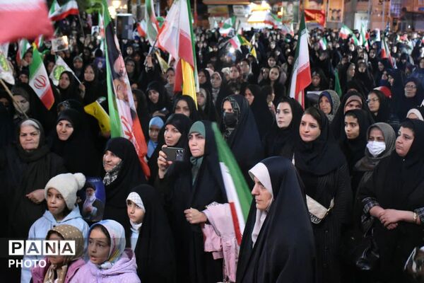 حضور خادمان آستان قدس رضوی در موج پنجاه‌وهشتم تجمعات شبانه؛ همدلی با بیرق حرم رضوی