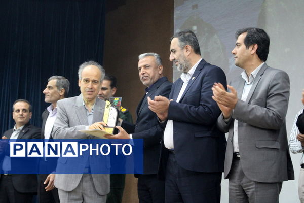 تجلیل از برگزیدگان دبیرستان شهید بهشتی شهرستان بوشهر (1)