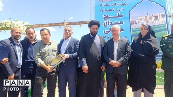 افتتاح زمین چمن مصنوعی شهدای جنگ رمضان در دبیرستان مقداد شهر لاهیجان 
