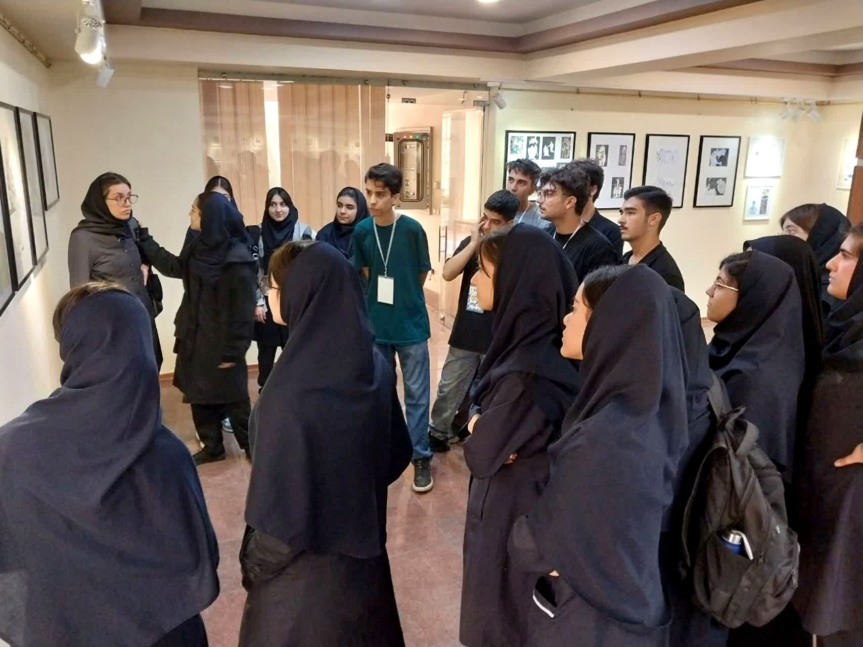 بازدید دانش‌آموزان رشته‌های سینما و گرافیک از موزه هنرستان هنرهای زیبا اصفهان