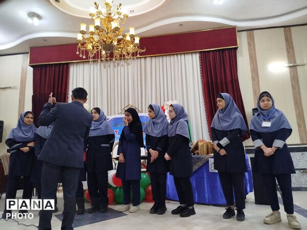 مراسم تقدیر و تشکر از دانش آموزان برتر درسی، اخلاقی و نماز جماعت در دبیرستان دخترانه دانشور 2 