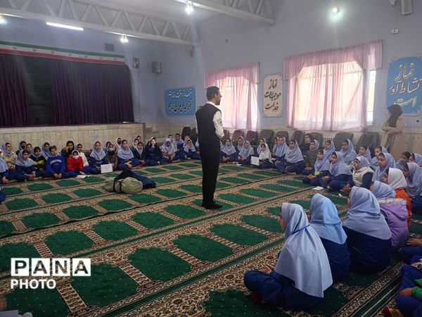 جلسه  آموزشی طرح ماهر سفیران سلامت در مدرسه بنت المهدی صدر ۲