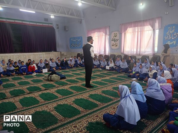 جلسه  آموزشی طرح ماهر سفیران سلامت در مدرسه بنت المهدی صدر ۲