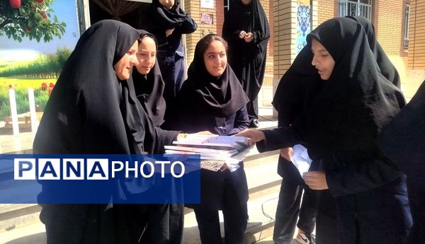 مراسم تقدیر از دانش آموزان فعال در پروژه مهر در دبیرستان دخترانه حضرت زینب (س)