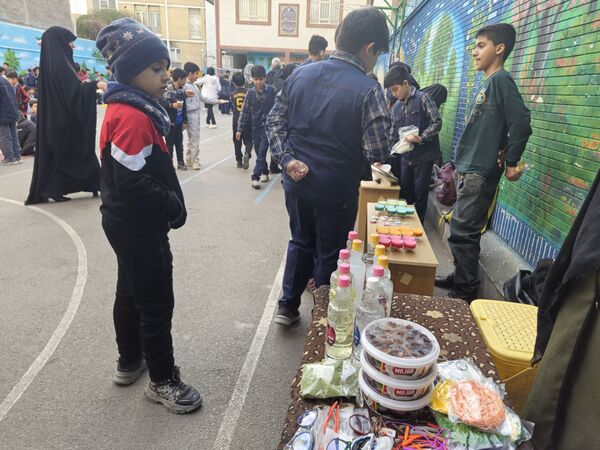  بازارچه دانش آموزی به مناسبت سالگرد پیروزی انقلاب اسلامی در دبستان پسرانه پاسدارن ناحیه ۳