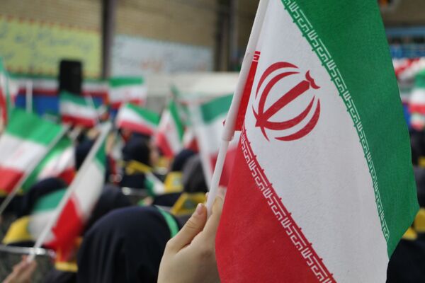 هم‌سرایی هزار نفری دانش‌آموزان یاور انقلاب در اسلامشهر