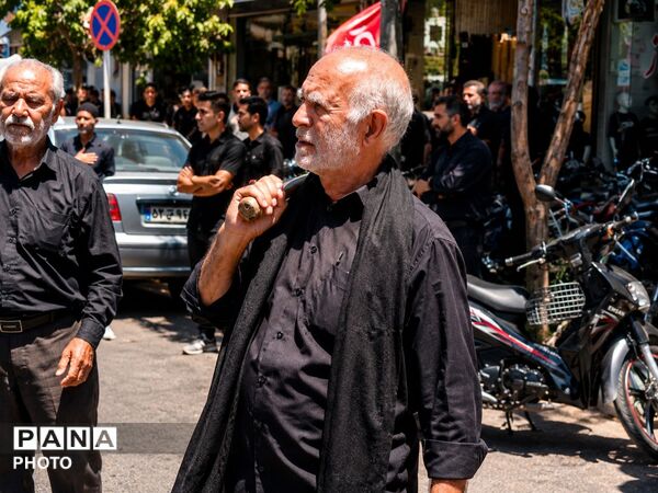 ورود هیئت‌های عزاداری کاشمر به حسینیه علی‌اکبری در ششمین روز محرم