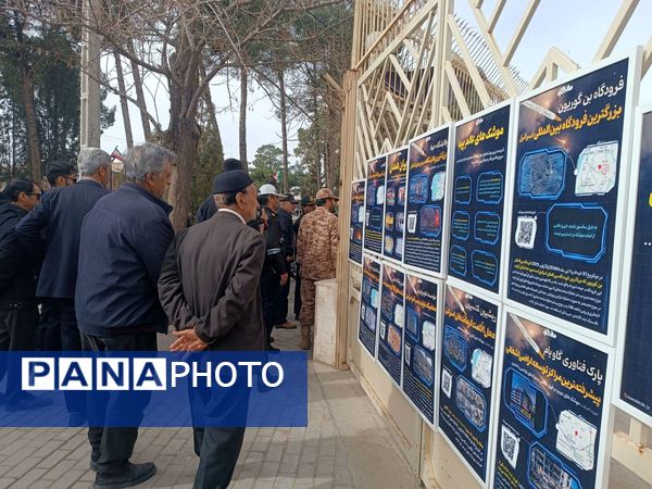 نمایش پوستر ، بنر و نقاشی ها با موضوع ۲۲ بهمن در خیابان های خلیل آباد