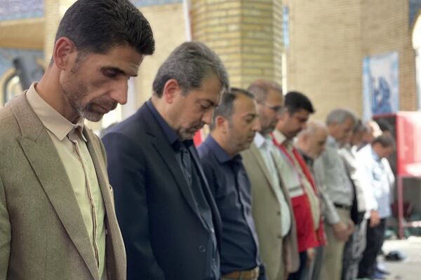 فرهنگیان شهرستان ملارد با حضور خود در نمازجمعه این هفته یاد شهید رجایی را گرامی داشتند 