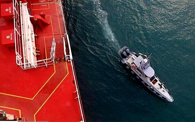توقیف یک شناور حامل سوخت قاچاق در خلیج فارس