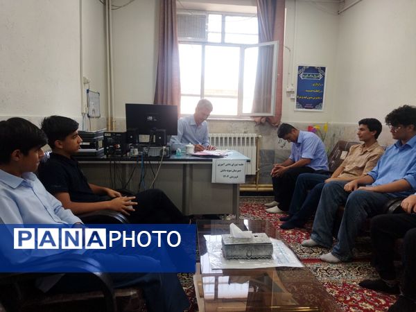 جلسه شورای دانش آموزی در دبیرستان نمونه دانش 