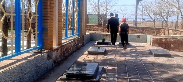 دلتنگی و حضور مردم روستای حسن آباد بلهر بر سر مزار شهیدان و عزیزانشان  
