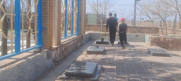 دلتنگی و حضور مردم روستای حسن آباد بلهر بر سر مزار شهیدان و عزیزانشان  