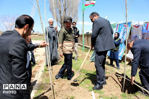 سبز کردن خاک با نام شهدا