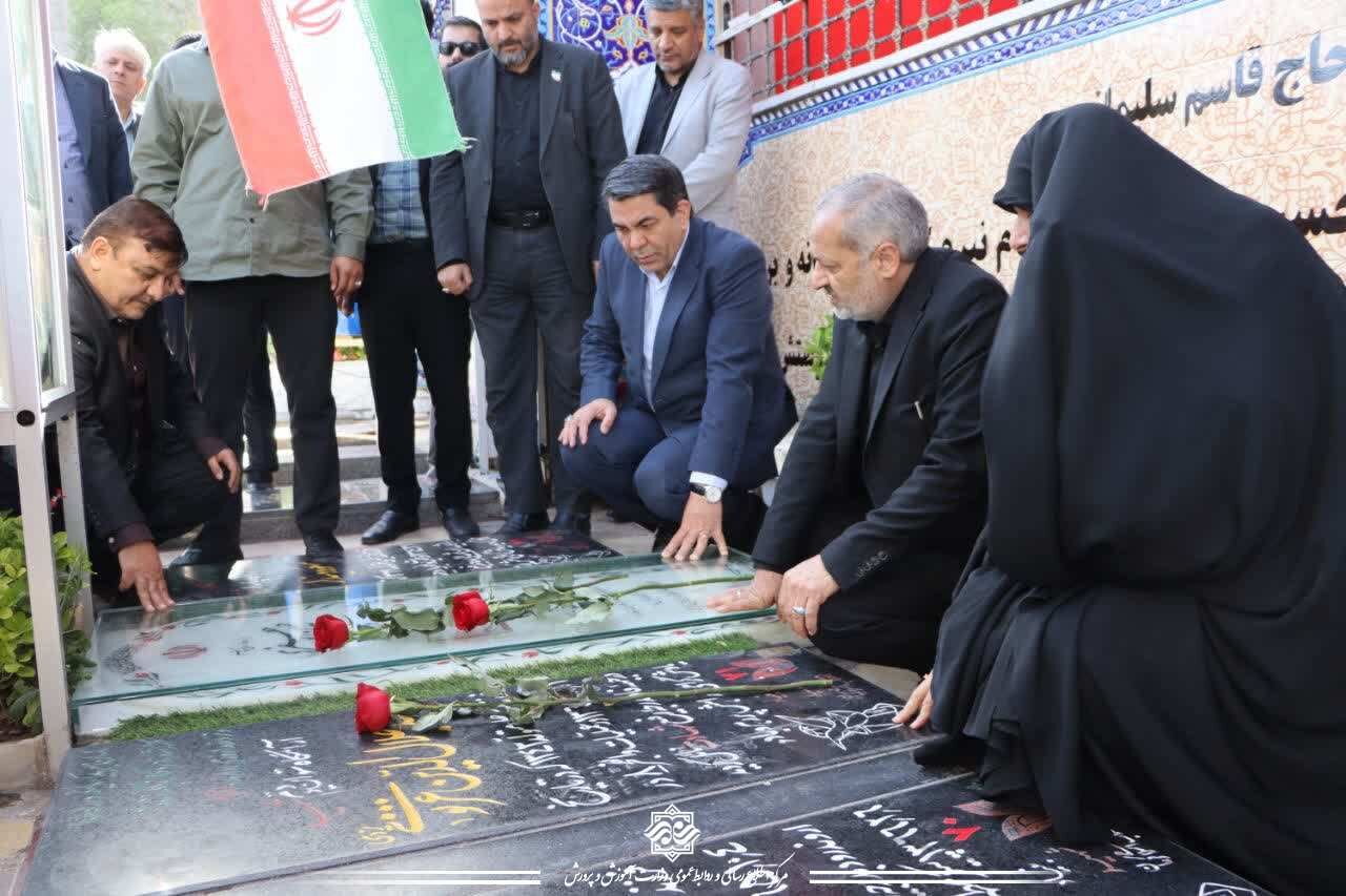 ادای احترام وزیر آموزش و پرورش به مقام شامخ شهدای استان کرمان