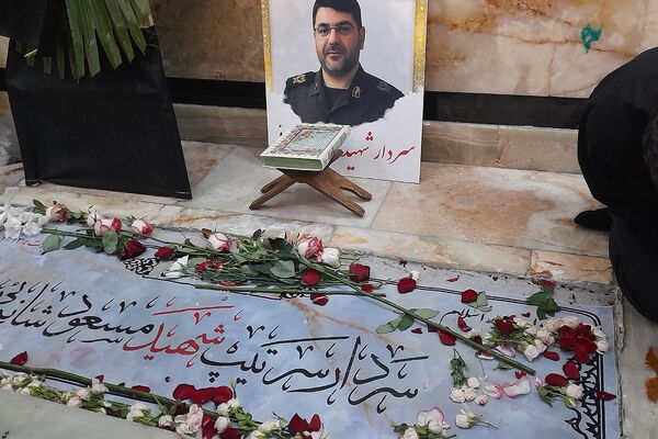در آغوش زمین، شهیدانی آرمیده‌اند که با جوهر خون، سند حق و حقیقت را امضا کردند