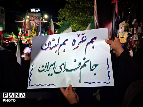 حضور پررنگ مردم در اجتماعات با تصاویر رهبری