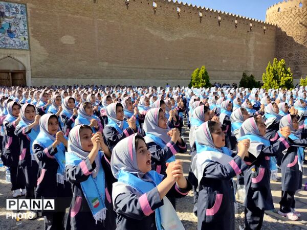 اجرای سرود همگانی دانش‌آموزان در روز شیراز