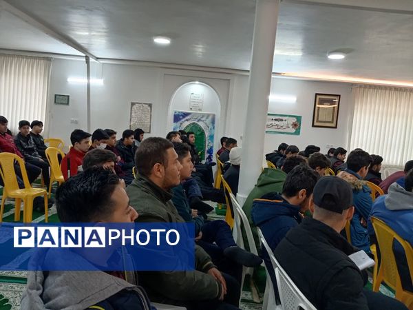 جلسه تجربه گردانی با قبول شدگان کنکور سراسری در دبیرستان نمونه آیت‌الله خامنه‌ای