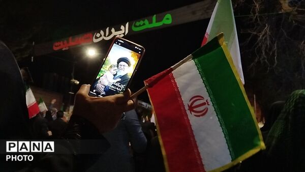 تصویر رهبر معظم انقلاب اسلامی در دست مردم غیور  نیشابور
