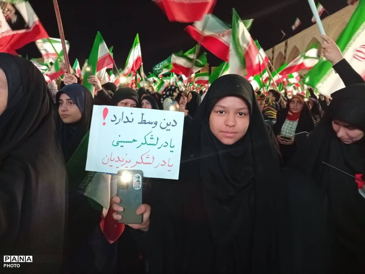 گردهمایی دبستانی های یزدی در گرامی‌داشت یاد دانش آموز شهید تیارا صادقی