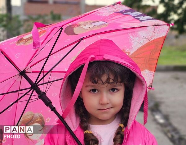 آسمانِ پارک فرهنگیان بناب زیر باران بادبادک‌های رنگی