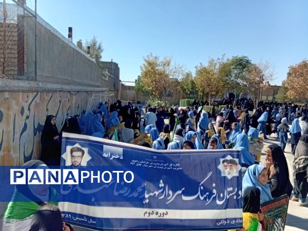 حضور پرشور دانش آموزان در راهپیمایی ۱۳ آبان ماه 