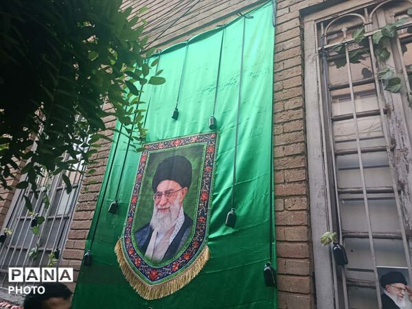 اردوی زیارتی دانشجومعلمان قم در مرقد امام و بیت رهبر شهید