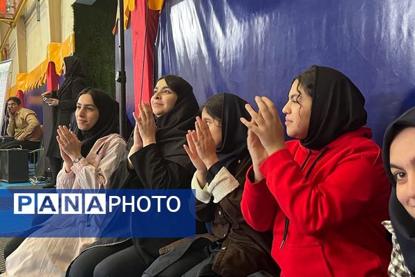 المپیاد ورزشی درون مدرسه‌ای به مناسبت دهه فجر در دبیرستان طریقت جوادآباد